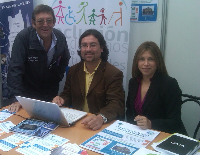 Director Regional en stand de Senadis en la Feria Laboral de San Antonio