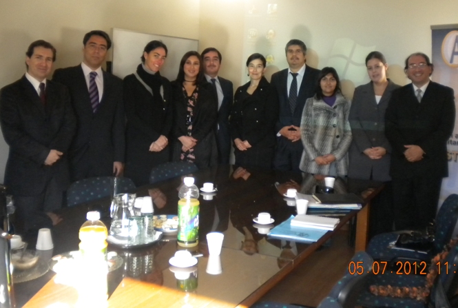 Pie de foto: Michelle Orthusteguy junto a los abogados capacitados en materia de Derechos de Personas con Discapacidad