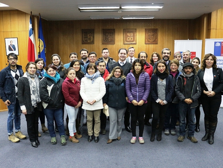 Autoridades junto a las personas que asistieron a la actividad.