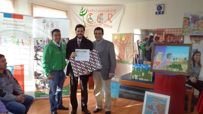 Director Regional de SENADIS junto a uno de los ganadores en la ceremonia de premiación