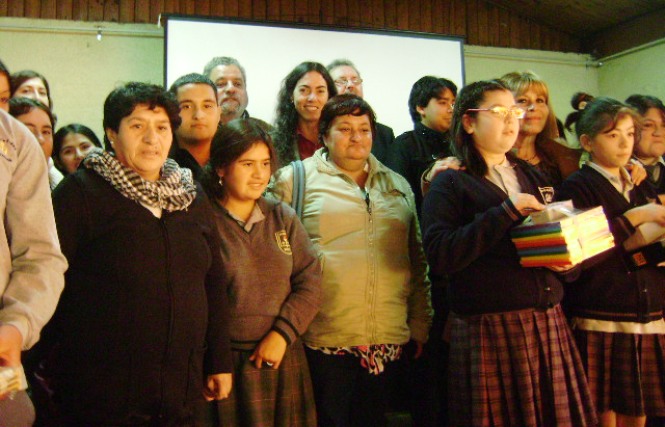 Michelle Orthusteguy junto a los apoderados y alumnos beneficiados con el material tecnológico y didáctico.