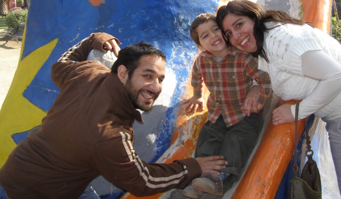Milton Fulle junto a su hijo y su esposa en la Plaza Brasil
