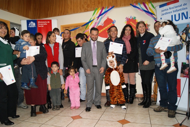 Padres, preescolares y parvularias junto a la Seremi de Desarrollo Social Claudia Hurtado, el Gobernador de Concepción Alejandro Reyes y la Directora del Servicio Nacional de la Discapacidad Michelle Orthusteguy junto a la Directora Regional de la JUNJI 