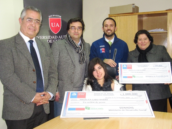 Representantes del ministerio de Desarrollo Social, SENADIS y Universidad Autónoma junto a Angélica Caro.