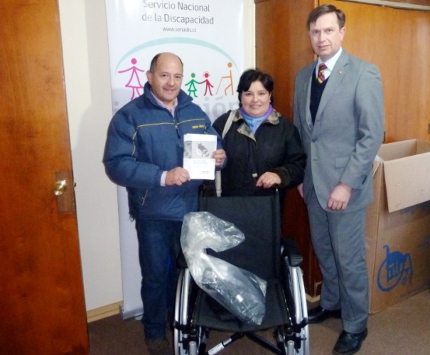 Sergio Arellano junto a los padres de Fernanda Barría.