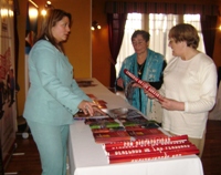 En la fotografía aparece Gabriela Leiva, funcionaria de Fonadis en el stand institucional