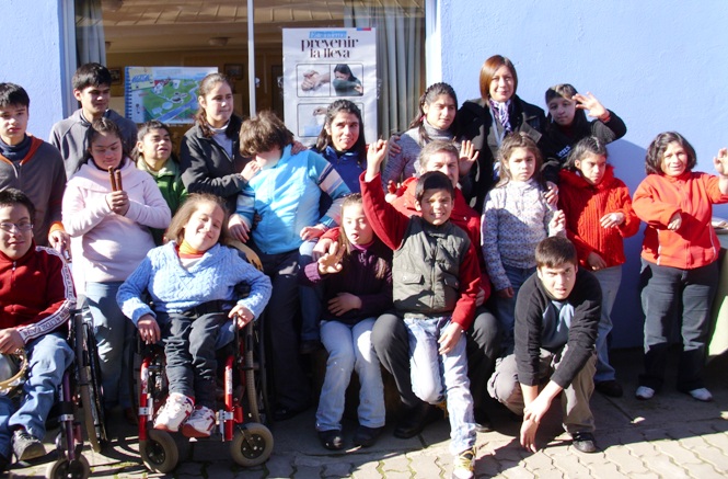 Autoridades regionales junto a personas que viven en la Residencia del Hogar Belén. 