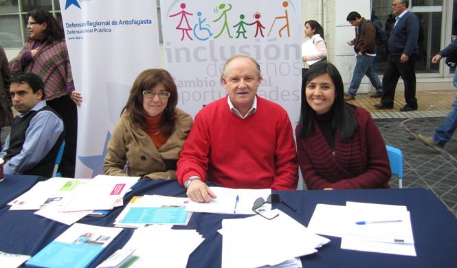 Director Regional de Senadis Antofagasta junto a profesionales de la Dirección Regional del servicio