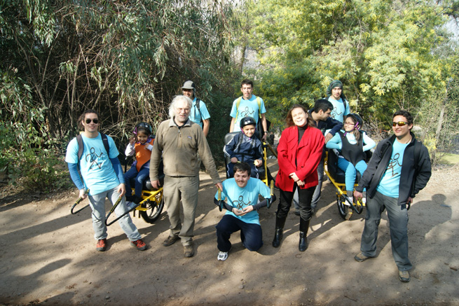 Directora Nacional el Senadis, Director Ejecutivo de la Fundación Sendero de Chile y Director del INRPAC junto a niños y monitores