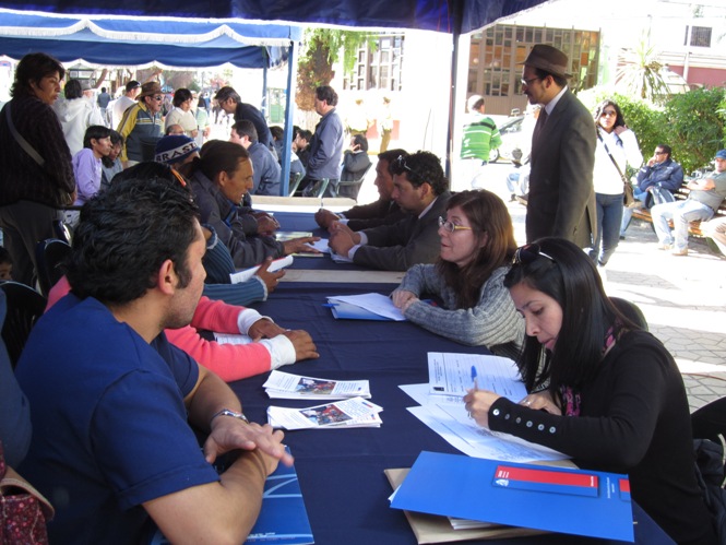 Profesionales del Senadis Antofagasta entregando información.