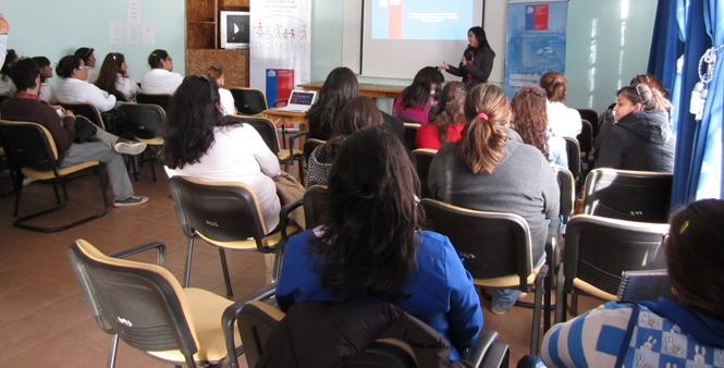 La profesional del Senadis Antofagasta realiza charla a profesionales de la CAJTA.