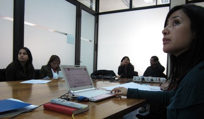 Profesional de Senadis Antofagasta realizando la charla informativa.
