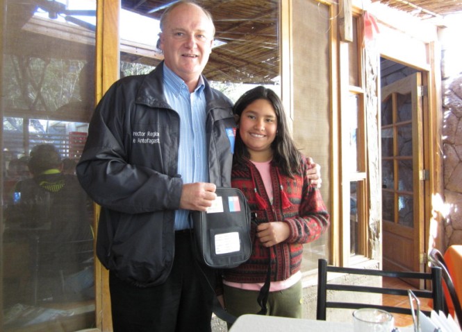 El Director Regional del Senadis y Catalina Reyes, quien recibió el repuesto para su audífono