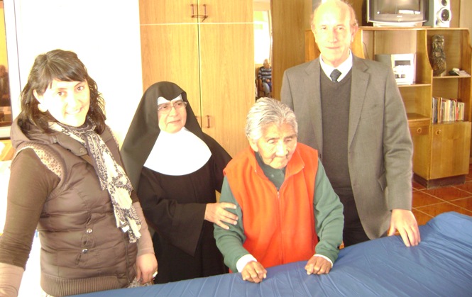 Directora Regional del Senadis y Seremi de Desarrollo Social junto a la Madre Natalia Palominos y una de las personas beneficiadas con ayuda técnica