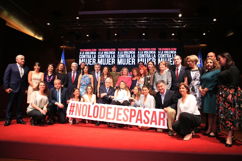 Presidente Sebastián Piñera junto a Katherine Medel, una de las protagonistas de la campaña, y autoridades de gobierno.