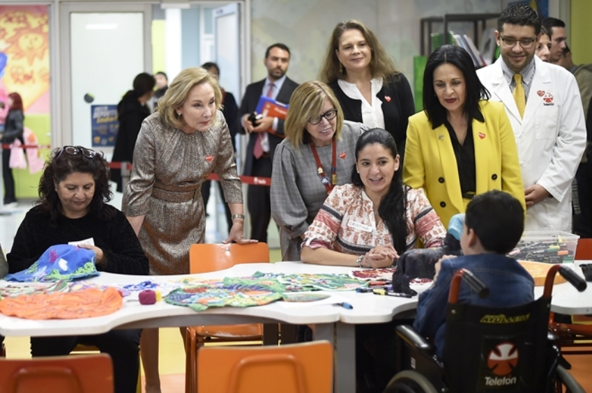 Primeras Damas de Chile y Ecuador, Directora Nacional de Senadis y Directora Ejecutiva de Teletón junto a Esteban y su mamá. 