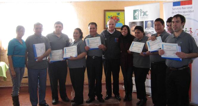 Director Regional del Senadis junto a las personas beneficiadas con el proyecto Momento del Café