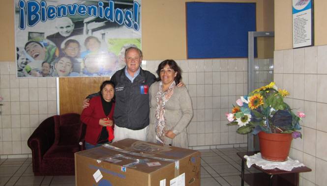 Director Regional del Senadis junto a la persona beneficiada de la Congregación Don Orione