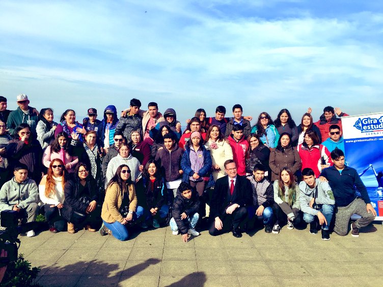 Alumnos de la escuela especial Solidaridad de Mulchén junto a las autoridades.