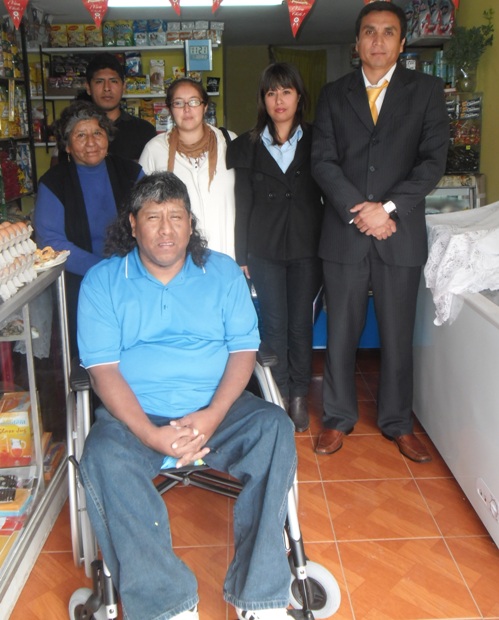Director Regional junto a Wilder Álvarez, su familia y profesional del Senadis