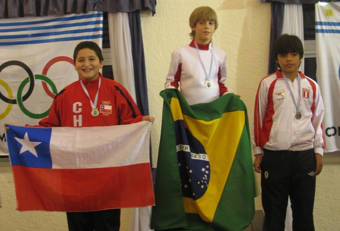 Esgrimista Gabriel Rojas en premiación de los Sudamericano de Uruguay 2012