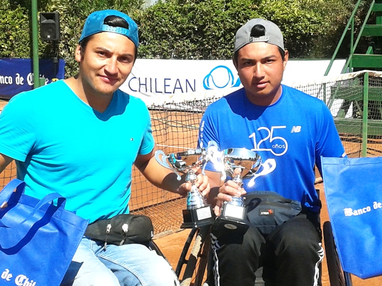 Alexander Cataldo y Jaime Sepúlvedar exhiben el trofeo de campeones.