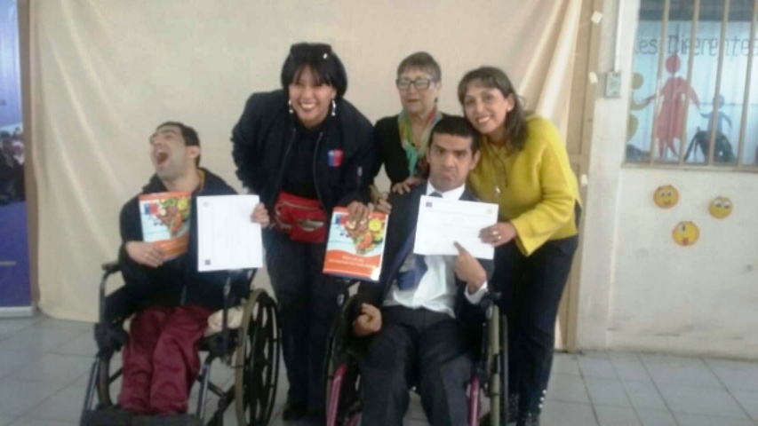 Autoridades junto a las personas beneficiadas por el proyecto.