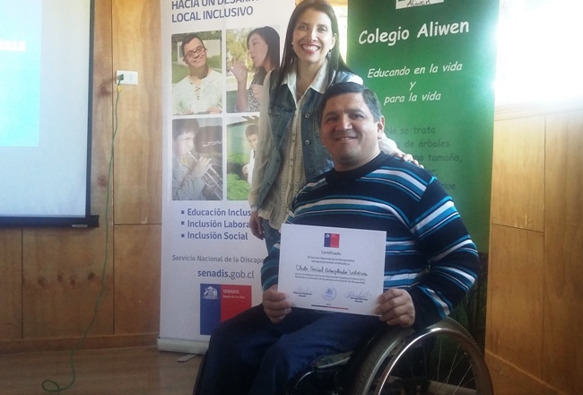 Directora Regional junto a ejecutor de Fonapi 2015