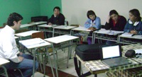 En la fotografía aparece un grupo de personas en una sala de trabajo