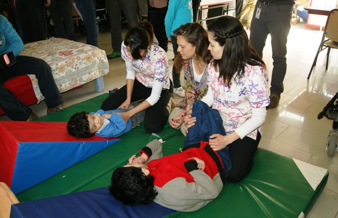Personas con discapacidad reciben tratamiento de rehabilitación.