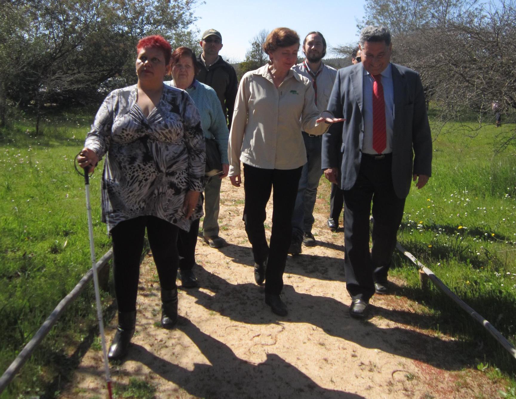 Personas con discapacidad recorren los senderos de la Reserva Nacional Lago Peñuelas. 