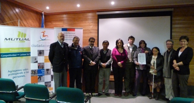 Autoridades y expositores tras el Seminario de Accesibilidad Universal.