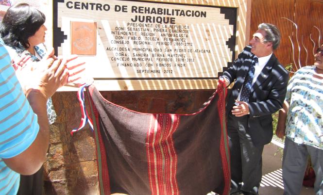 Autoridades descubren placa de inauguración del Centro Comunitario de Rehabilitación JURIQUE