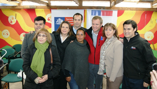 Autoridades junto a la presidenta del Campamento San Francisco.