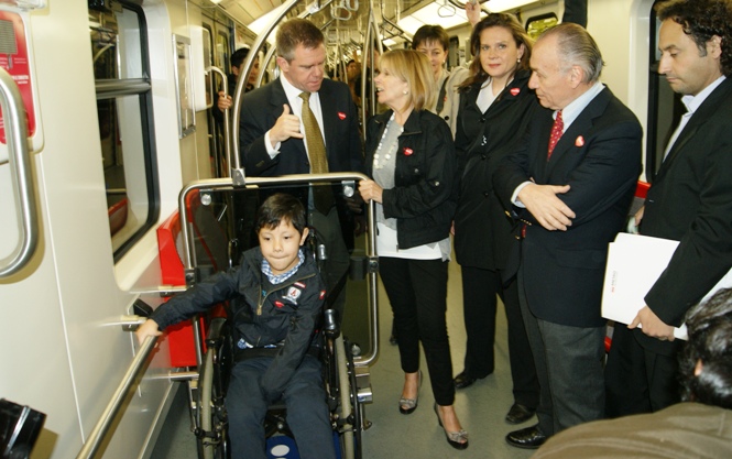 Autoridades junto a Sebastián Montalbán en recorrido por línea 1 del metro.