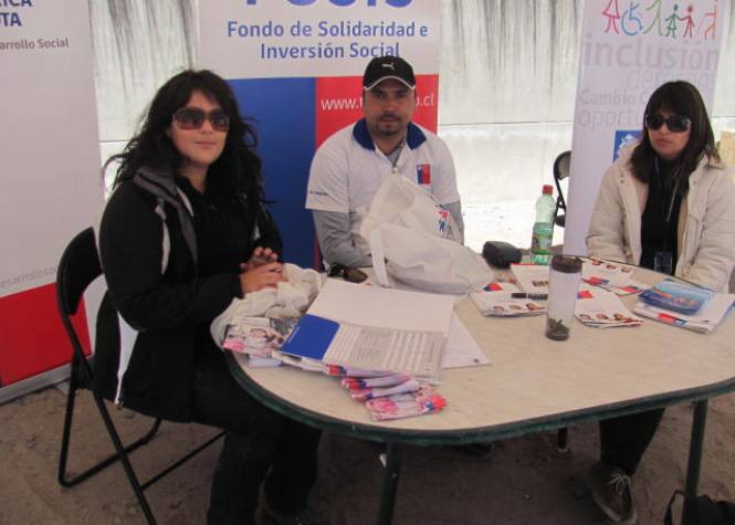 Profesional Senadis Arica, María Antonieta Larco junto a funcionarios de la Seremi de Desarrollo Social