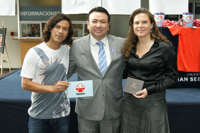 La Directora Nacional del Senadis, María Ximena Rivas, junto al actor Francisco Puelles y el Vicerrector de la sede de Santiago de la Universidad San Sebastián, Patricio Gaete. 