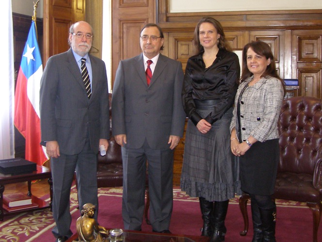 María Ximena Rivas, Directora Nacional del Senadis, acompañada del Presidente de la Corte Suprema, Rubén Ballesteros, el diputado Enrique Accorsi y la Jefa del Departamento de Fiscalía del Senadis, Elia Puentes.