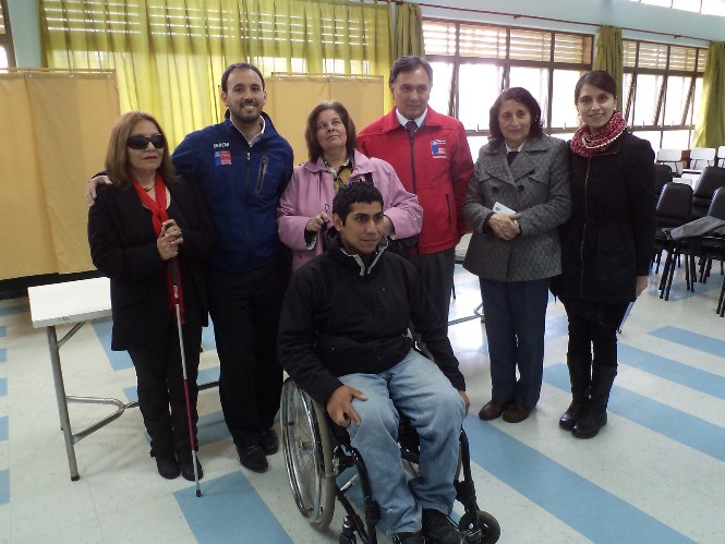 El Gobernador de la Provincia de Cautín, Miguel Mellado; el Seremi Desarrollo Social, Juan Francisco Reyes; el Director Regional de Servel, Carlos Zurita; Daniela Guerrero profesional de Senadis en La Araucanía junto con personas con discapacidad. 