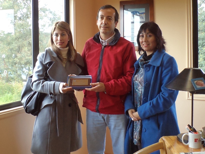 Carola Muñoz, profesional de la Dirección Regional de Senadis Araucanía e Ingrid Godoy, Directora del Colegio Anglicano para Niños Sordos de Temuco, entregan el reconocimiento a Ramón Navarrete, gerente general de Centec. 