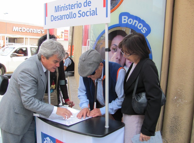 Persona con discapacidad visual conoce plantilla Braille como la que será utilizada en las elecciones municipales 
