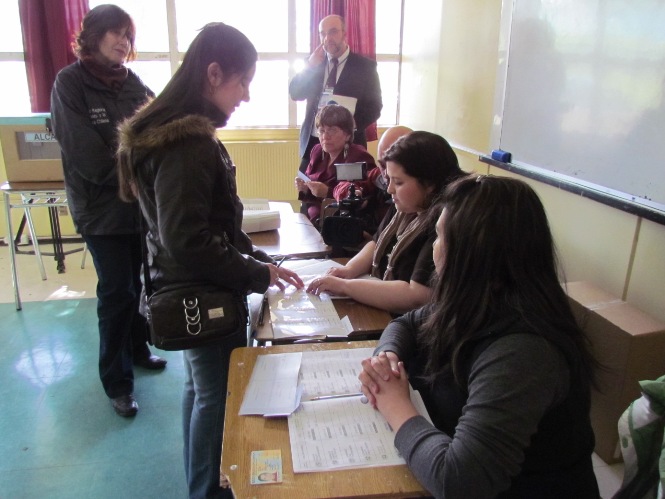 Joven ciega emite su sufragio y es la primera en usar el voto en Braille en Punta Arenas. 