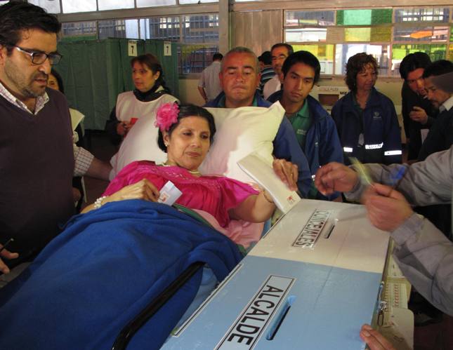 Corina Concha depositando su voto en la urna de concejales. 