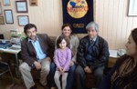 Rodigo Reyes junto a Maite Manquilef, su madre, Álvaro Villalobos, Pamela Tapia y Gloria Ferreira.