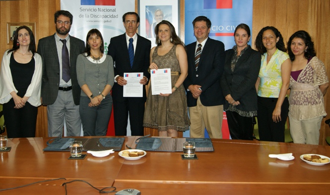 Directora Nacional del Senadis y Director Nacional del Servicio Civil con el convenio y junto a asistentes a la firma del convenio.