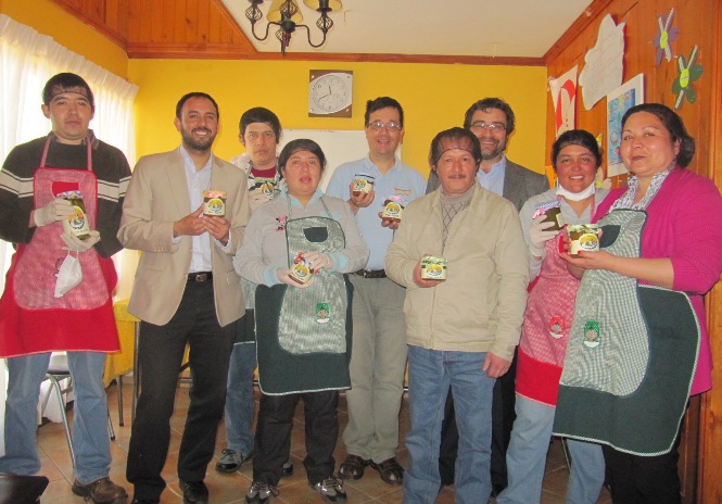 El Seremi de Desarrollo Social, Juan Francisco Reyes, y el Director Regional de Senadis Araucanía, Rodrigo Reyes, junto con personas de la agrupación “Sembradores de Esperanza”.