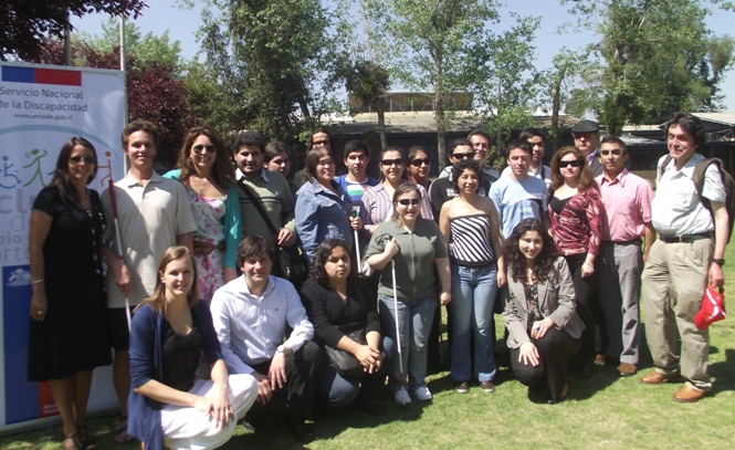 Directora regional del Senadis junto a Daniel Kish, académicos de la UMCE y aprendices en Flash Sonar.