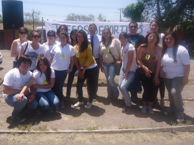 El Director Regional del Senadis junto con jóvenes participantes de los Juegos.