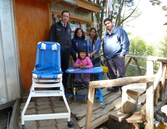 El Director Regional del Senadis Aysén, Sergio Arellano, acompañado por Yasna Picuntureo, Elena Gómez, Patricio Espinoza y Eliana, la niña beneficiaria.