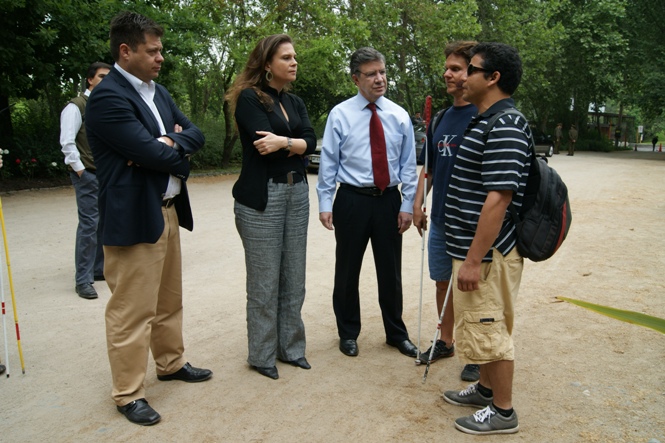Autoridades junto a los especialistas Daniel Kish y Juan Ruiz 